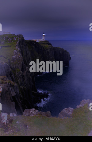 Leuchtturm eingehüllt in Nebel am Atlantischen Meer bei Nacht-Zeit, Klippen landschaftlich Isle Of Skye, Schottland Stockfoto