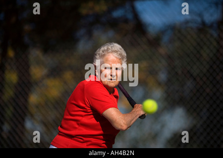 Frau bereit um Tennis Ball Stockfoto