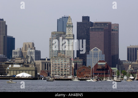 Blick auf die Skyline von Boston und langen Wharf Boston Hafen Stockfoto