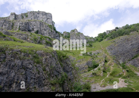 Wanderer auf ausgetretenen Pfad von Kalksteinfelsen und kalkhaltigen Grünland Cheddar Gorge UK Stockfoto