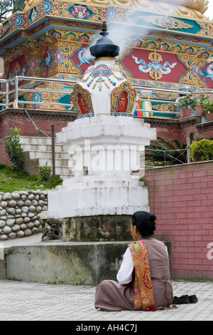 Tibetische Frauen in der Meditation am goldenen Buddha Maitreya. Amida Buddha Park. Swayambhu Stupa, Kathmandu, Nepal Stockfoto