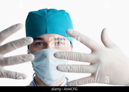 Porträt eines männlichen Arztes OP-Handschuhe tragen Stockfoto
