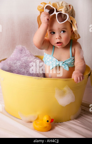 Baby in der Badewanne Stockfoto