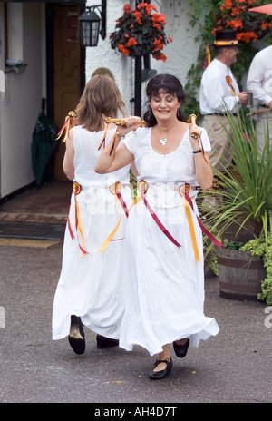 Sommer-Sonnenwende Morris Dancers, Rushlake Green, East Sussex, England. Stockfoto