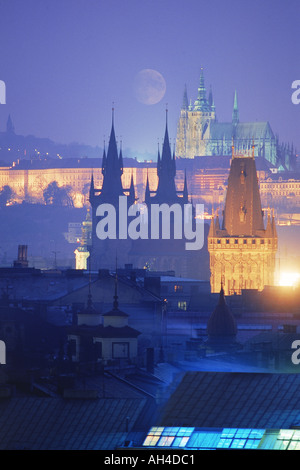 Die Stadt der 100 Türme und die Prager Burg oder die Burg Hradschin mit St Vitus Cathedral unter Vollmond in der Nacht Stockfoto