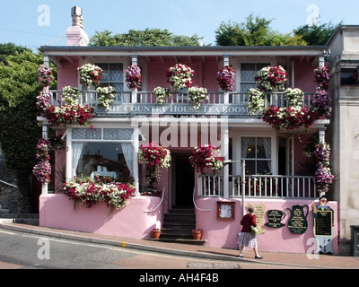 Ventnor Isle of Wight The Country House Tea Room Business Facilities Steilfront Erhebung dekoriert Sommerblumen in hängenden Körben England UK Stockfoto