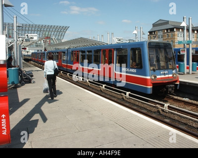 Pappel-Austausch-Station auf der Docklands Light Railway Verbindungen zu Lewisham Beckton Stratford Bank Tower Gateway Stockfoto