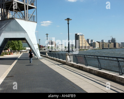 London Docklands Canary Wharf Gegend Uferpromenade geht neben Themse mit alten Dockside Kran als eine Funktion beibehalten Stockfoto