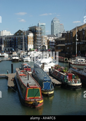London Docklands Limehouse Basin Grand Union Canal festgemacht Boote modern Die Apartments am Wasser befinden sich in den Canary Wharf-Straßen hinter den Tower Hamlets East London VEREINIGTES KÖNIGREICH Stockfoto