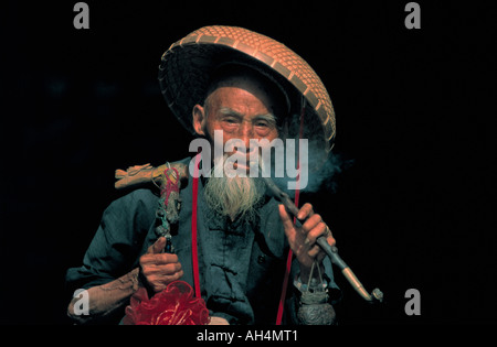 sehr alter Mann Pfeife, Yangshuo, China Stockfoto