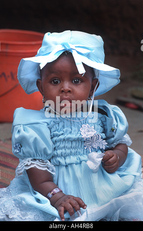 Tansanische Mädchen in einem Kleid und Haube Chole Insel Mafia südlich von Sansibar Tansania Ostafrika Stockfoto