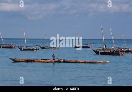 Fischer in einem Kanu unter Kanus vor Nungwi Beach nördlichen Unguja Zanzibar Tansania Ostafrika verankert Stockfoto