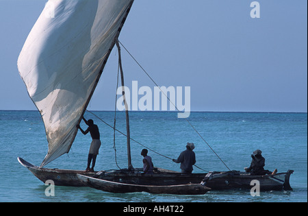 Fischer, die Anhebung der Segel auf ihre Fischerei Dhau Nungwi Unguja Sansibar Tansania Ostafrika Stockfoto