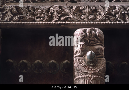 Kunstvoll geschnitzte hölzernen Türen sind ein charakteristisches Merkmal von Stone Town ein feines Beispiel Unguja Insel Sansibar Tansania Stockfoto