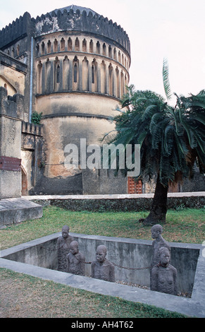 Denkmal auf dem ehemaligen Sklavenmarkt neben der anglikanischen Kathedrale Kirche von Christus Mkunazini Stone Town Sansibar Tansania Stockfoto