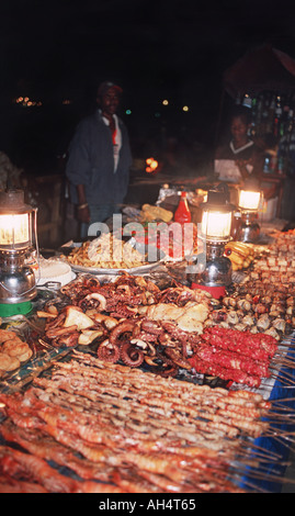 Frisch zubereiteten Fisch zum Verkauf an der Uferpromenade im Forodhani Gärten Stone Town Unguja Sansibar Tansania Ostafrika Stockfoto
