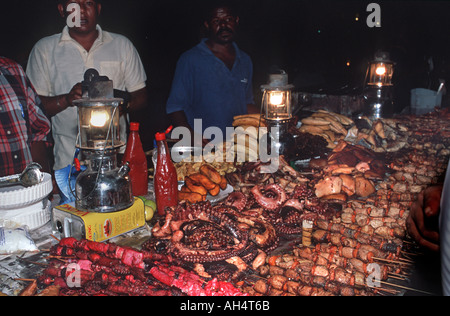 Frisch zubereiteten Fisch zum Verkauf an der Uferpromenade im Forodhani Gärten Stone Town Unguja Sansibar Tansania Ostafrika Stockfoto