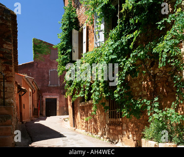 FR - PROVENCE: Schmale Straße in Roussillon Stockfoto