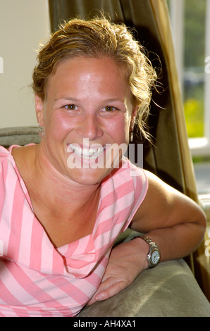 lächelnde junge Frau in den Zwanzigern Stockfoto