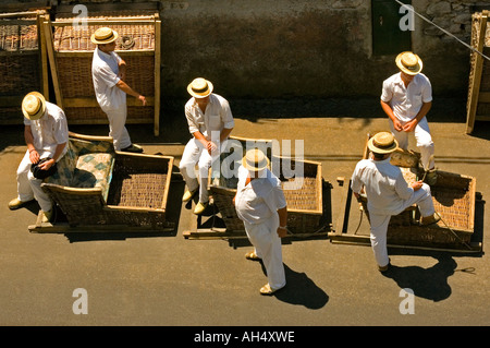 Männer Monte Rodel Schlitten fahren Madeira Stockfoto