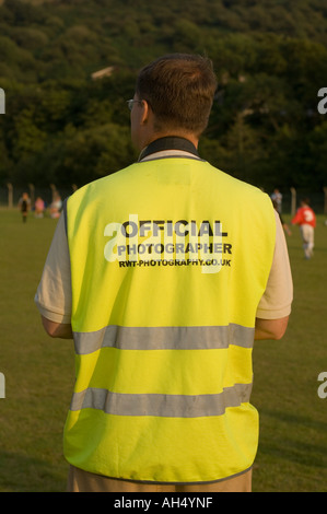 Offizieller Fotograf Warnweste tragen wales Wales International Soccer Turnier Aberystwyth (von hinten) Stockfoto