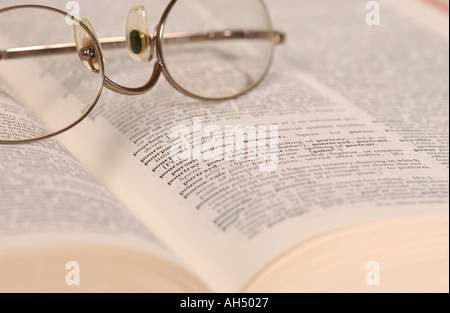 Nahaufnahme der geöffneten Wörterbuchseiten mit Brillen specs Brille Stockfoto