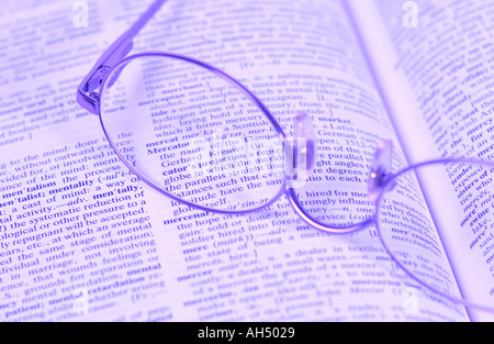 Nahaufnahme der geöffneten Wörterbuchseiten mit Brillen specs Brille Stockfoto