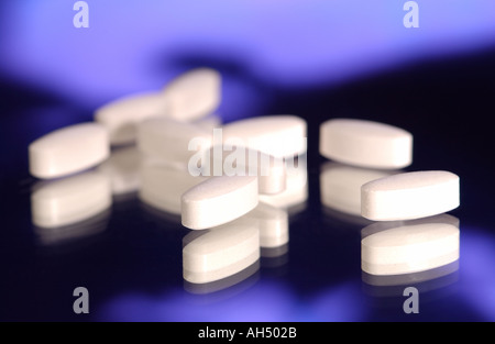 Nahaufnahme von weißen Tabletten Tablette Pillen auf reflektierenden Hintergrund Stockfoto