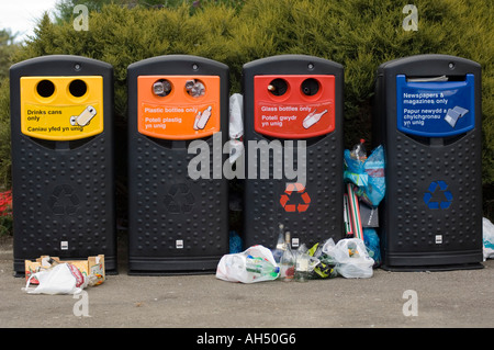 überquellenden recycling-Behälter Aberystwyth Ceredigion Wales - Flaschen Cand Plastikflaschen, UK Stockfoto