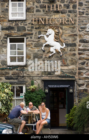 vier Personen sitzen vor dem Hotel Einhorn, Dolgellau Gwynedd Snowdonia Gwynedd Nord-wales Stockfoto