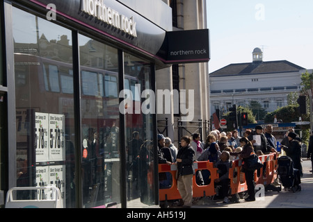 Menschen Schlangestehen vor eine Filiale von Northern Rock berechtigt, ihre Ersparnisse durch Fallout aus der Kreditkrise, September 2007 Stockfoto