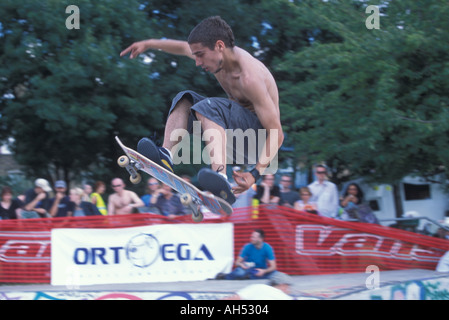 Ein Skateboarder in einem Park in North London Vereinigtes Königreich Stockfoto