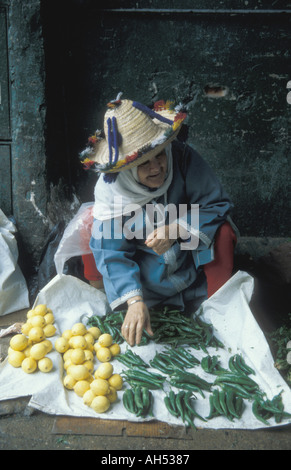 Ein Berber-Frauen mit Obst es Markt in Tanger Marokko Stockfoto