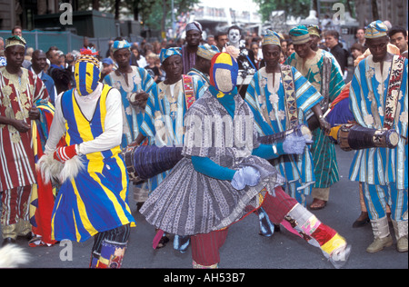 Afrikanische Musiker & Tänzer nehmen Teil an der Prozession über die Mall, das goldene Jubiläum feiern Stockfoto