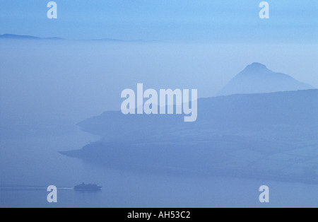 Eine Fähre nähert sich der Isle of Arran von westlich von Schottland, Vereinigtes Königreich Stockfoto