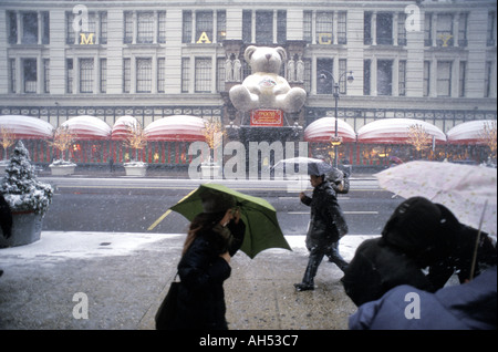 Macy s Kaufhaus in New York in einem Schneesturm im Dezember 2003 Stockfoto