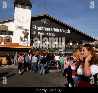 Bayerische Frauen tragen Dirndl Kleider vorbeigehen Bierzelt auf dem Münchner Oktoberfest, Deutschland Stockfoto