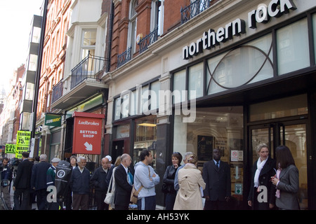 Menschen Schlangestehen vor eine Filiale von Northern Rock berechtigt, ihre Ersparnisse durch Fallout aus der Kreditkrise, September 2007 Stockfoto