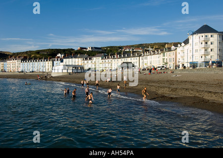 Menschen im Meer am Nordstrand von Aberystwyth und Promenade auf eines Sommers am Nachmittag Ceredigion Wales Cymru UK GB Stockfoto