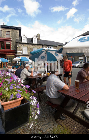 Gruppe von Touristen sitzen essen trinken vor Pub Dolgellau Snowdonia Gwynedd wales cymru Stockfoto