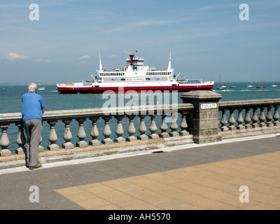 Die Parade West Cowes Isle Of Wight, beobachten die Red Funnel Fähren kommen und gehen auf dem Solent Stockfoto