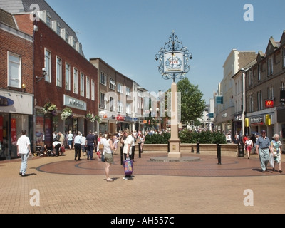 Chelmsford Teil einer typischen High Street und einschließlich der Ortstafel und Einkaufsviertel Stockfoto