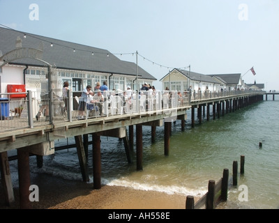 Southwold Seaside Beach Holiday Resort renovierter Pier beschäftigt mit Menschen genießen einen warmen Sommertag Suffolk East Anglia England Großbritannien Stockfoto