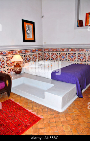 Essaouira, Marokko Riad El Madina, typisch afrikanischen Hippie Hotelszene Beige Suite mit Teppichen & traditionelle geflieste Wände Stockfoto