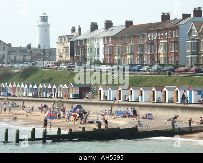 Southwold beschäftigt warmen Sommertag bei Urlaubern und Meer Strandhütten und Pensionen Stockfoto