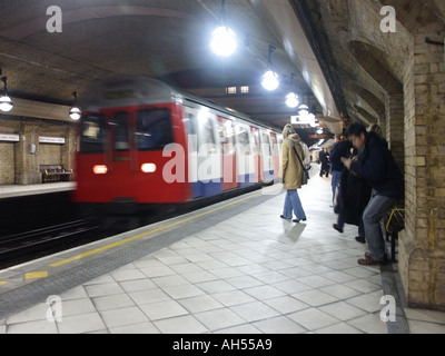 London Great Portland Street U-Bahn-Station Bahnsteig und Zug Ankunft England Großbritannien Stockfoto