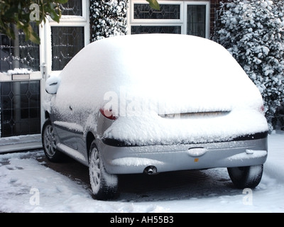 Auto in Hauseinfahrt geparkt, überzogen mit Schnee, Brentwood Essex England Stockfoto