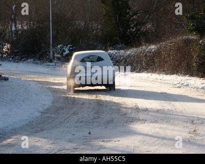 Essex Autofahrer mit minimalen Sicht nach hinten fahren auf Schnee bedeckten Straße Stockfoto