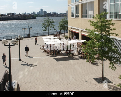 London Docklands Canary Wharf Gegend am Fluss promenade Restaurant im Freien zu essen Stockfoto