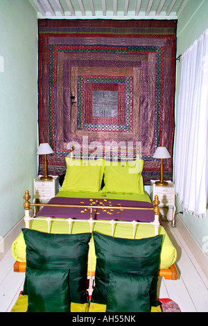 Essaouira, Marokko Riad El Madina, Innere des typischen afrikanischen Hippie Hotellandschaft der hellen grünen Schlafzimmer Wand Teppich Stockfoto